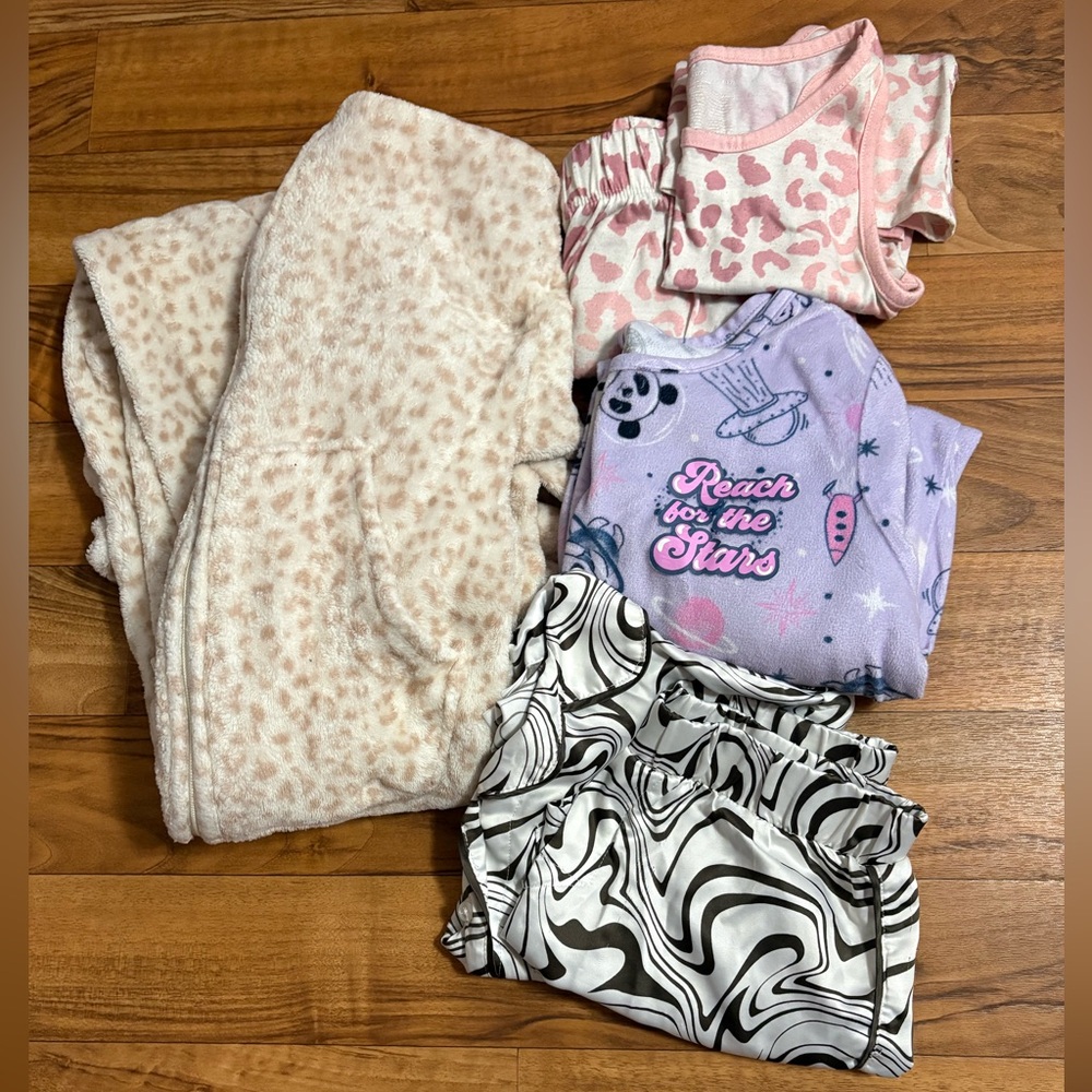 Updated!! BUNDLE of 6 Assorted Girls Pajama sets *swipe through!*